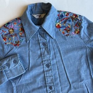 Vintage Levi’s‎ 70’s Blue Floral Embroidered Chambray Shirt Hippie Women’s Small